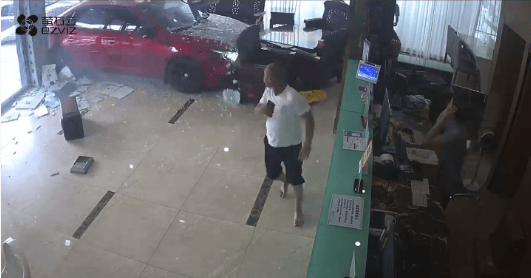 红色小车撞碎酒店玻璃墙冲进大堂， 两男子沙发上跑开躲过一劫；知情人：女司机误把油门当刹车踩