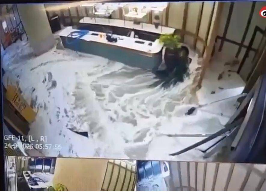 台风天香港一酒店大门被海浪冲破，海水涌入后大堂变泽国