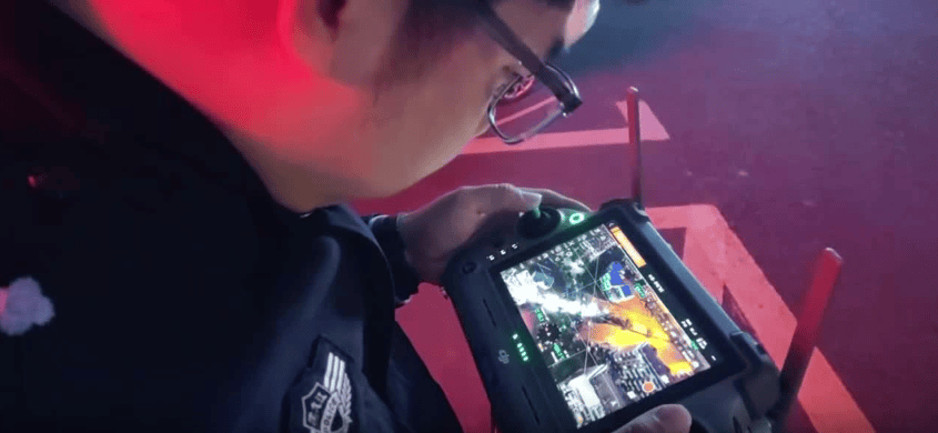 两名4岁女童游玩时走失，他们调度无人机小组3分钟寻回