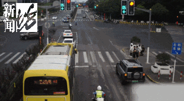 事发上海晚高峰！汹涌车流中，一男子绝望跳车，直奔民警而去……