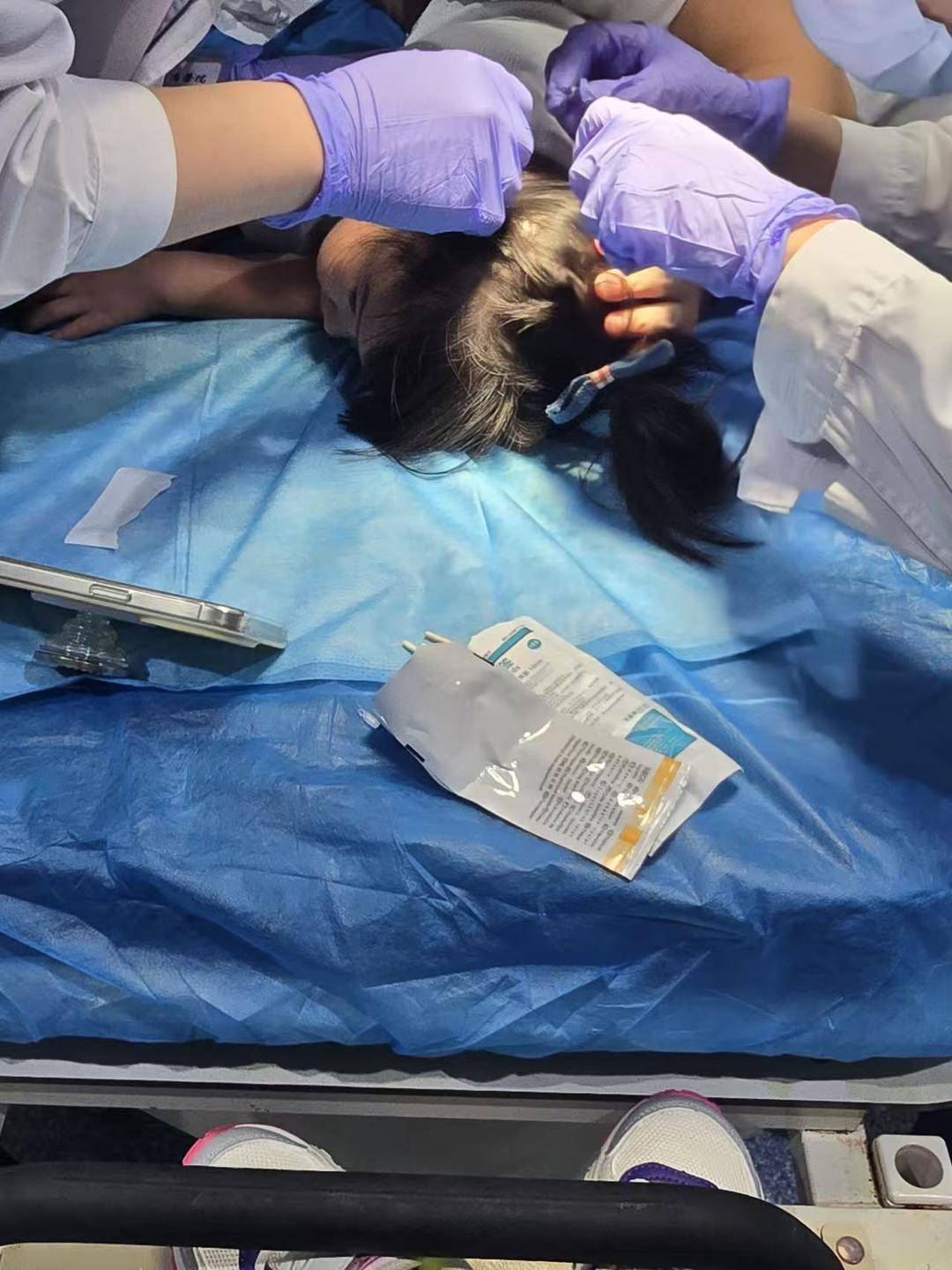 武汉一女童上高端托儿班耳朵疑被撕裂 家长：院方说监控坏了