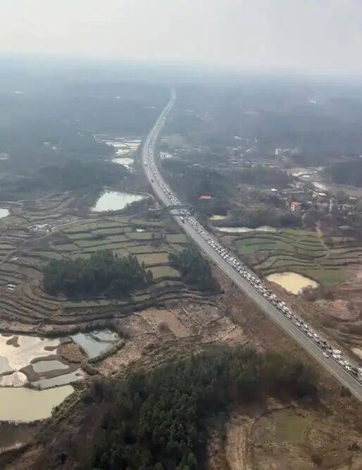 一家三口开2架飞机回老家，300公里仅用80分钟：“我带女儿开一架，妻子另开一架，油费200多元”