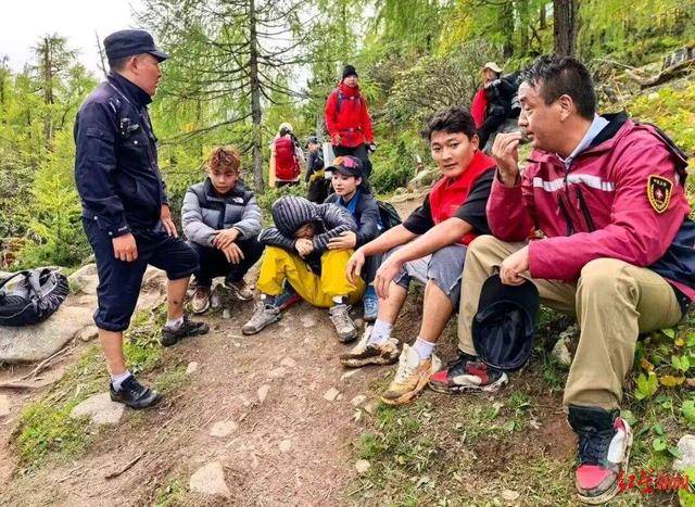 驴友在甘孜徒步遇孤身女孩严重高反，求助后救援人员轮流背她下山