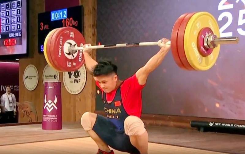 2025年举重世锦赛男子71公斤级比赛结束 海南选手何岳基赢得一金一铜