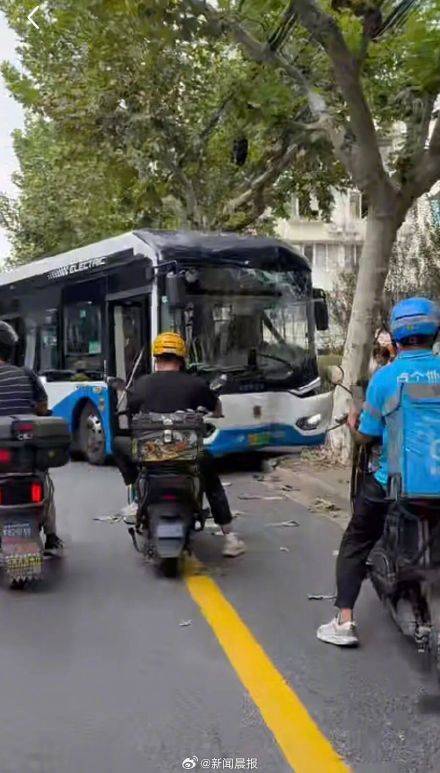上海警方通报：男子故意多次急刹，致公交车撞树，两名乘客受伤，行拘！