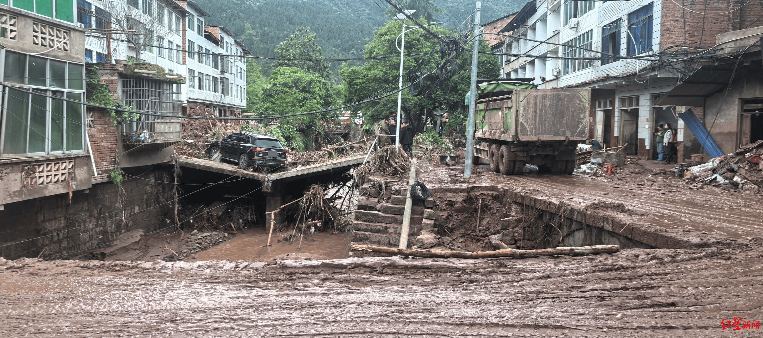 达州双龙镇遭暴雨袭击，街道被淹多辆车被冲走 镇政府：已全力进入清淤阶段